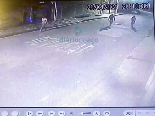 A vítima sendo seguida pelo casal momentos antes de ser atacada