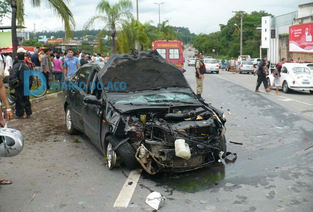 A frente do Focus ficou completamente destruída 