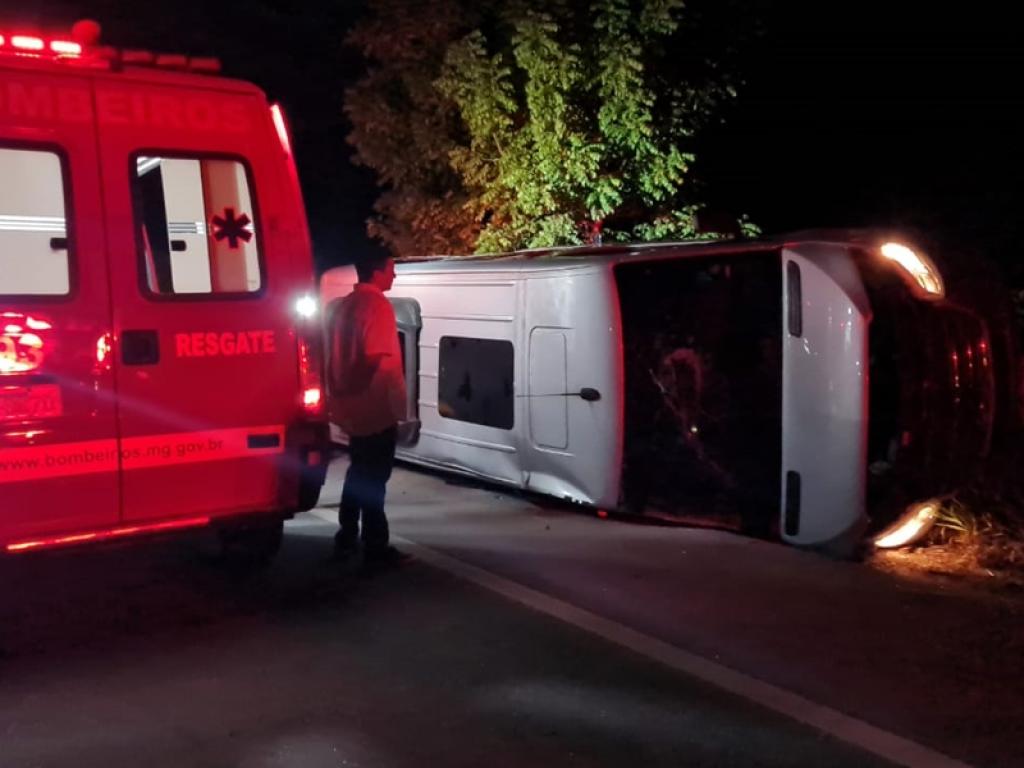 A vítima que morreu estava viajando nesta van que tombou depois da colisão