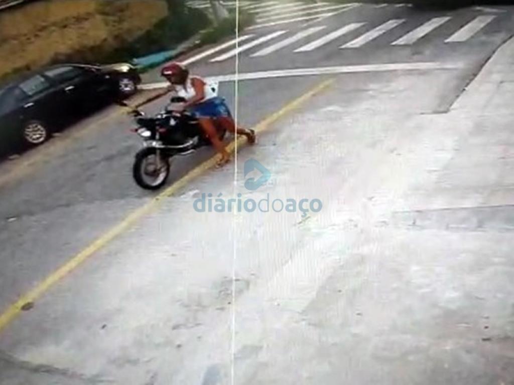 O momento que a autora saiu empurrando a moto da vítima