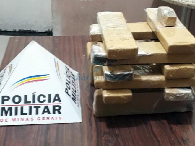 As barras de maconha encontradas dentro de uma mochila abandonada pelo motociclista ao fugir da polícia