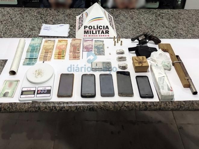 Todo este material foi apreendido durante a abordagem aos suspeitos denunciados anonimamente para a PM