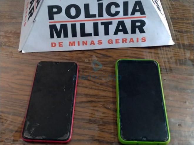 Os dois celulares apreendidos pela PM, um dos aparelhos é da vítima de ameaças