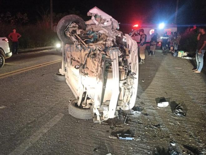O ford Ka ficou tombado na rodovia depois da colisão com o poste na margem da BR-458