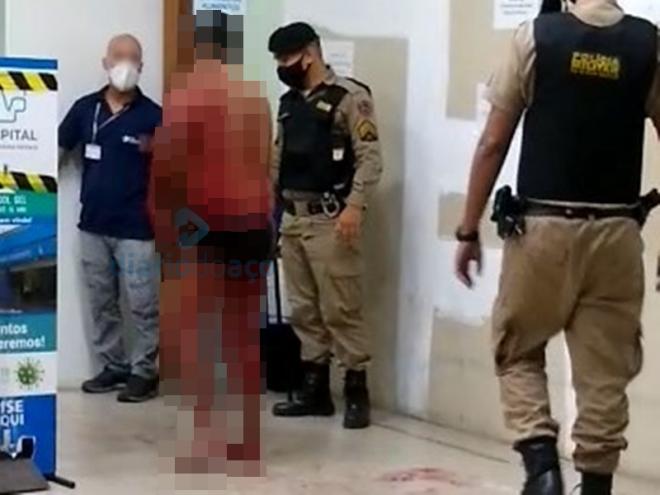 O momento que a vítima deu entrada no hospital, completamente ensaguentada