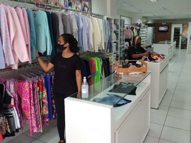 Além de optar pela loja física, clientes pretendem pagar o presente com cartão de crédito