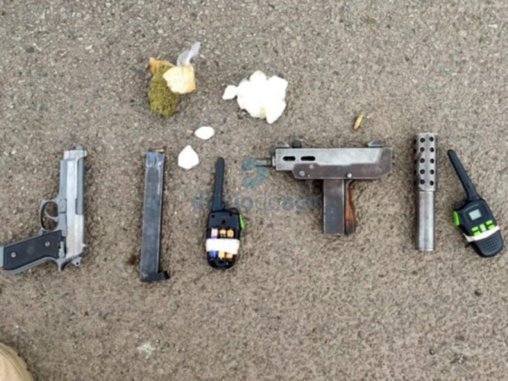 No carro foram apreendidas armas de fogo, droga e radiocomunicadores 