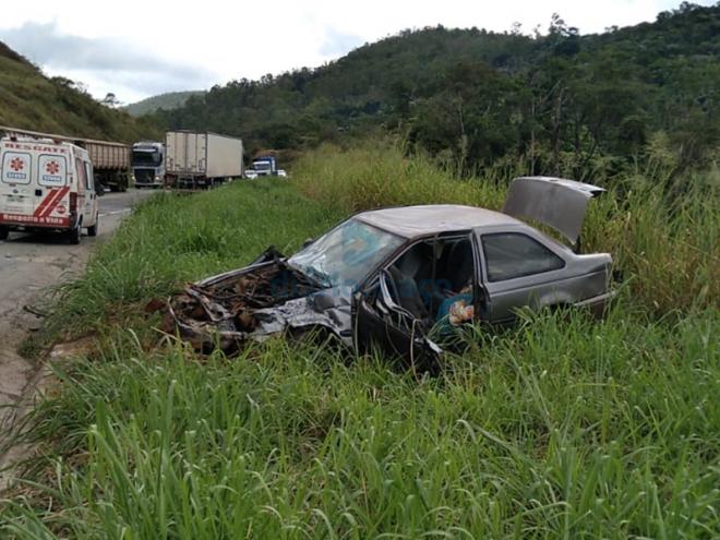 O VW Logus ficou completamente destruído na colisão contra uma carreta