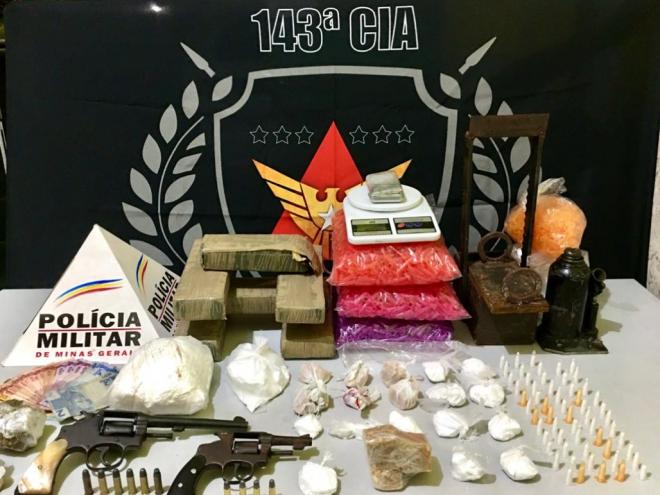 Na operação, foram apreendidas armas de fogo, barras de maconha e porções de cocaína e de crack