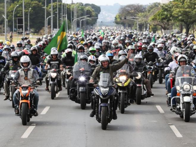 Presidente Jair Bolsonaro durante passeio de moto pelas ruas de Brasília