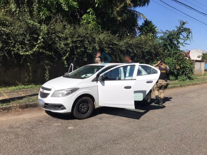O carro roubado foi encontrado abandonado na rua Palmeiras, no bairro, Horto logo depois que bandidos pararam para abastecer e o sequestro do motorista foi descoberto 