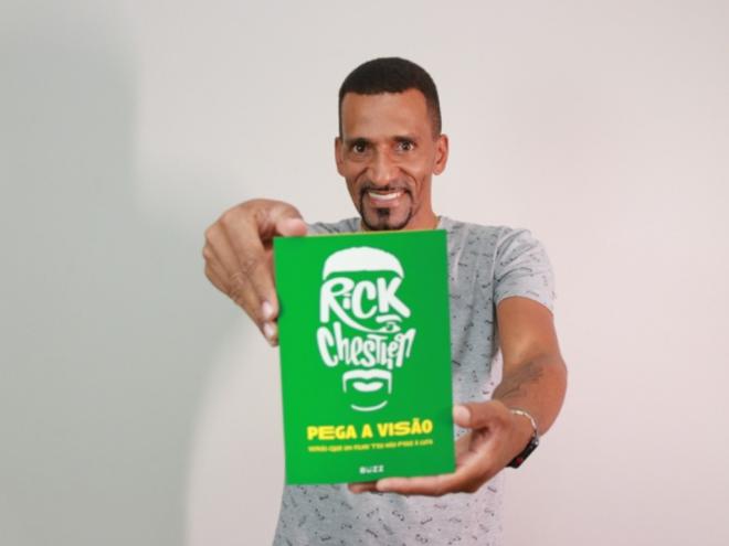 Rick Chesther que empreende e também é palestrante, detalhou o caminho que percorreu até ficar conhecido na internet em 2017