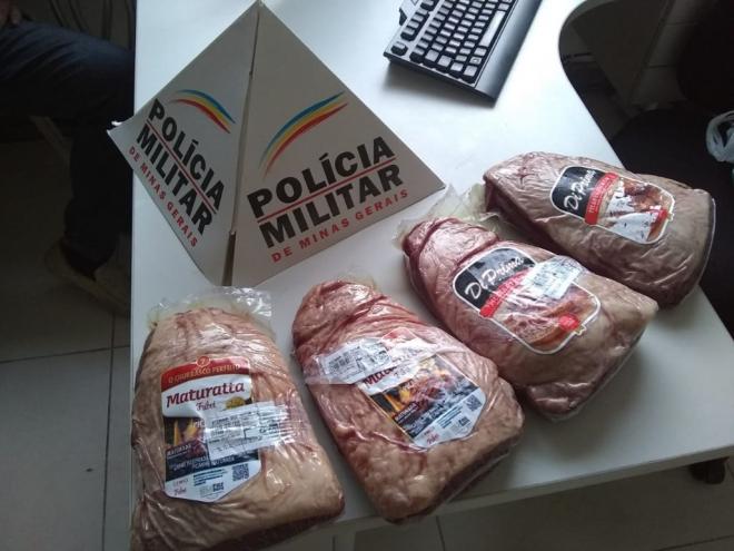 Homem entrou em supermercado, removeu dispositivos de segurança de peças de carne e saiu sem pagar