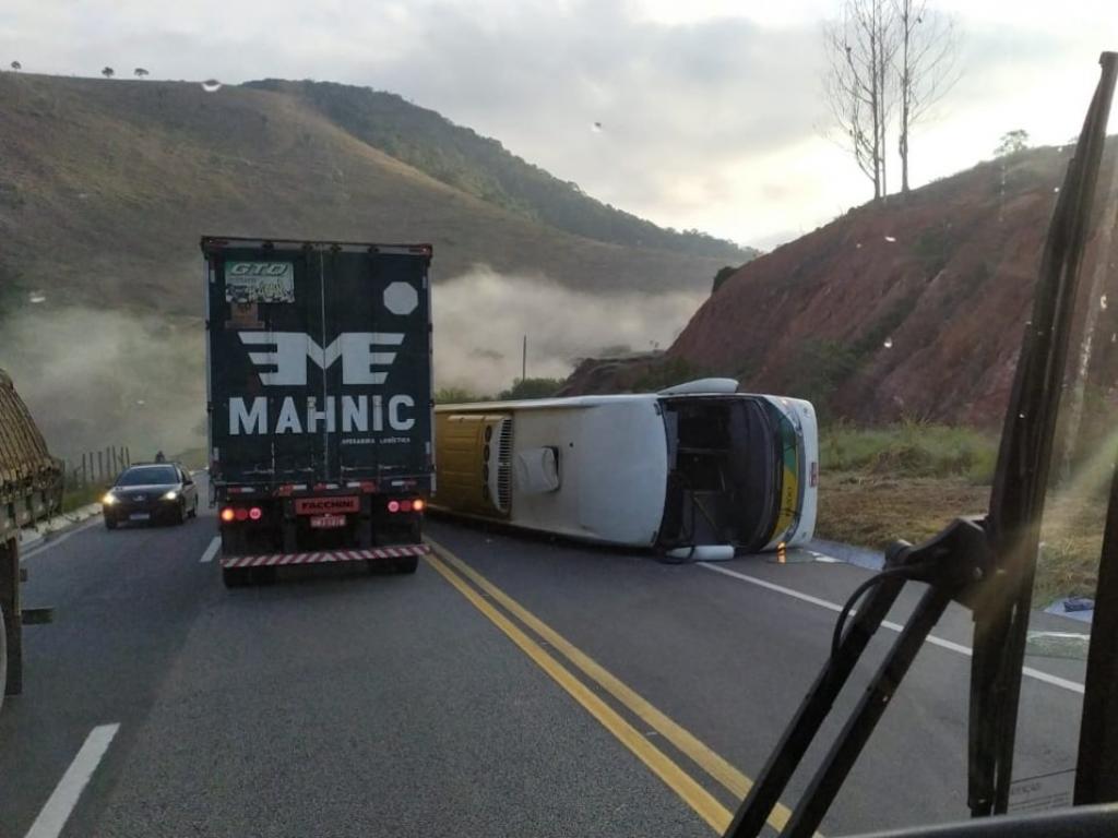 Nove vítimas ficaram feridas e uma morreu; o acidente aconteceu no trecho da BR-381 em Nova Era 