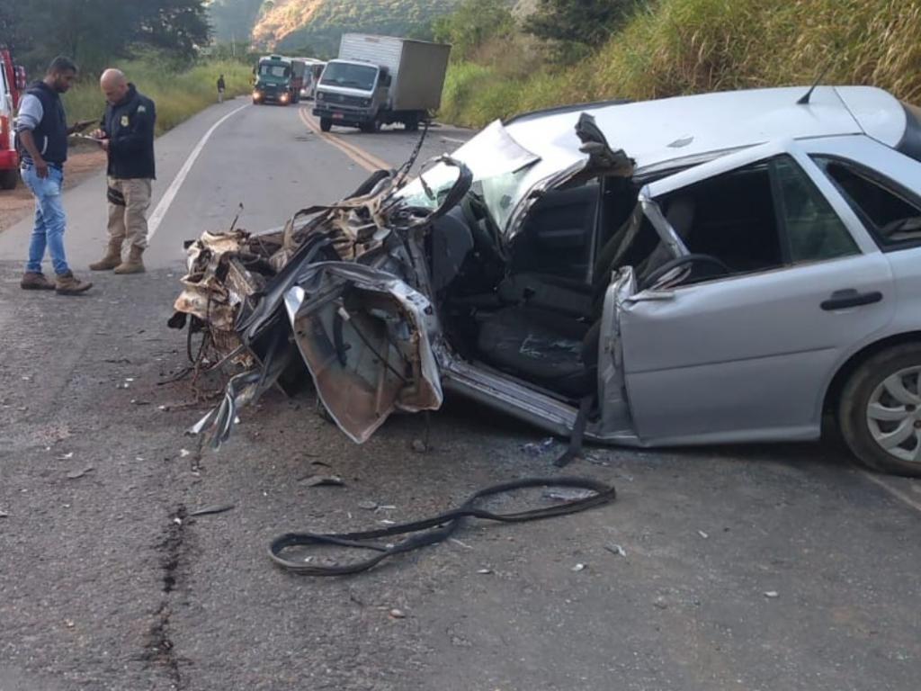 Motorista disse que pneu estourou, o carro ficou sem controle e bateu em eixo traseiro de caminhão 