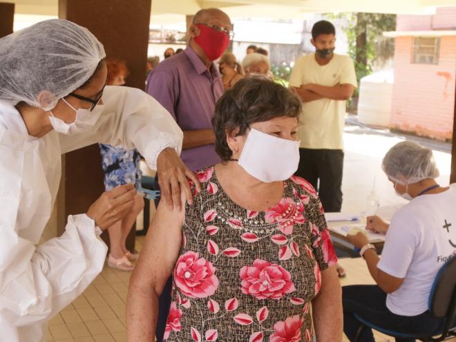 A vacinação ocorre de 9h as 15h em seis locais diferentes