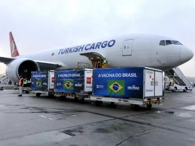 Desembarque do Ingrediente Farmacêutivo Ativo (IFA) da Coronavac no aeroporto de Guarulhos, em SP - Foto: Divulgação/Governo de São Paulo, 19/4/2021)