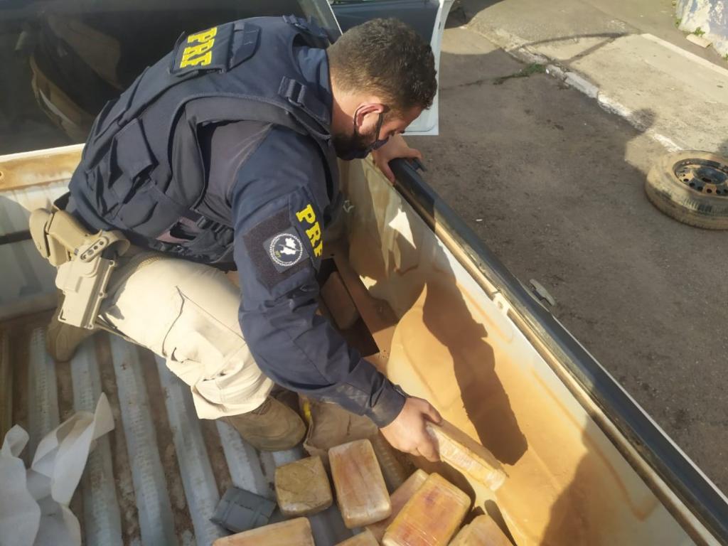Carga de pasta base de cocaína era transportada em fundo falso de caminhonete, veiculo que, segundo o motorista, seria entregue em Governador Valadares 
