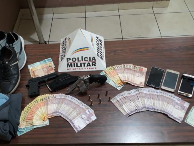 Produtos apreendidos na caçada da PM de Timóteo a bandidos que assaltaram em mercearia em Timóteo