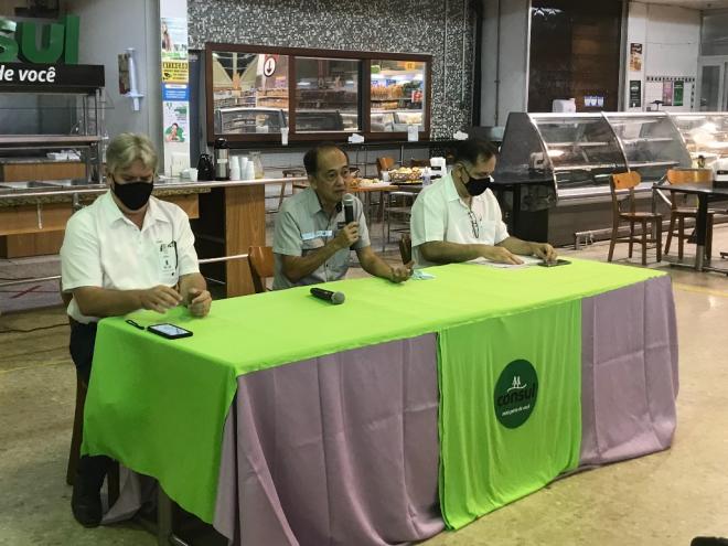 O presidente da Consul, Adilson Suda (centro), esteve acompanhado dos diretores Geraldo Magela Miranda Foca e Emílio Jorge Chain 