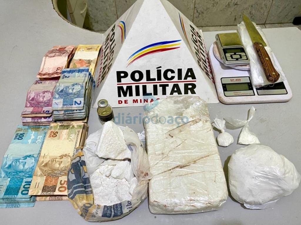Mais de R$ 6 mil, cocaína e outros objetos do tráfico foram recolhidos no bairro Iguaçu