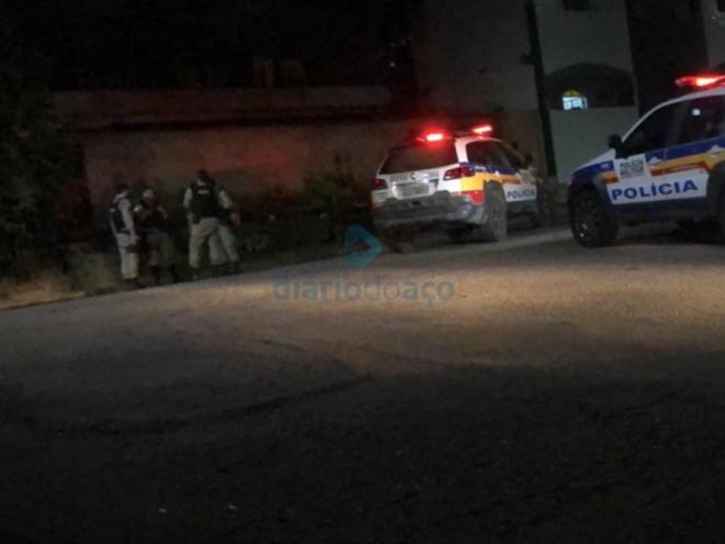 Policiais militares buscam informações sobre o ocorrido no Canaãzinho, em Ipatinga