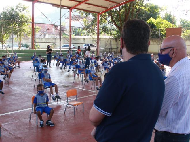As primeiras peças foram entregues aos alunos da Escola Municipal Maria das Graças Ferreira, no bairro Córrego Alto