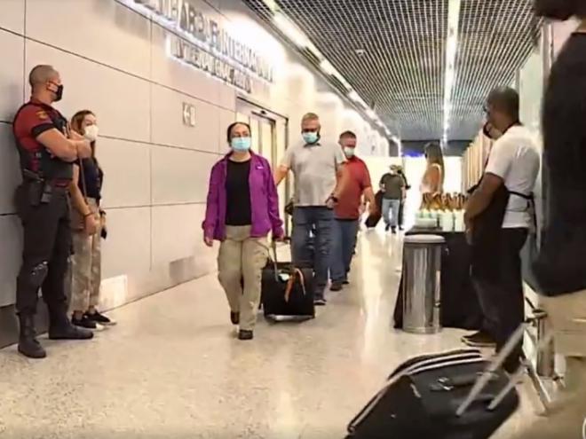 Brasileiros apanhados na travessia do México para os EUA chegam, deportados, ao aeroporto de Confins