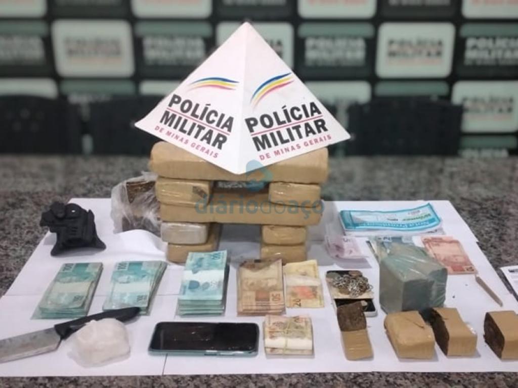 Os objetos apreendidos pelos policiais, dinheiro, barras de maconha e outros objetos que serão utilizados na investigação da polícia