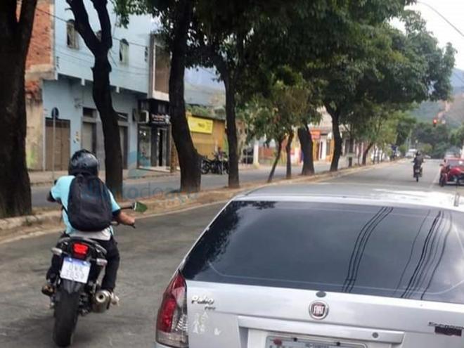 O momento que o assaltante foge na moto roubada da vítima