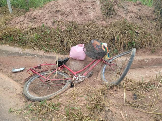 Uma mãe e duas crianças estavam nessa bicicleta, atingida por idoso embriagado em um carro 