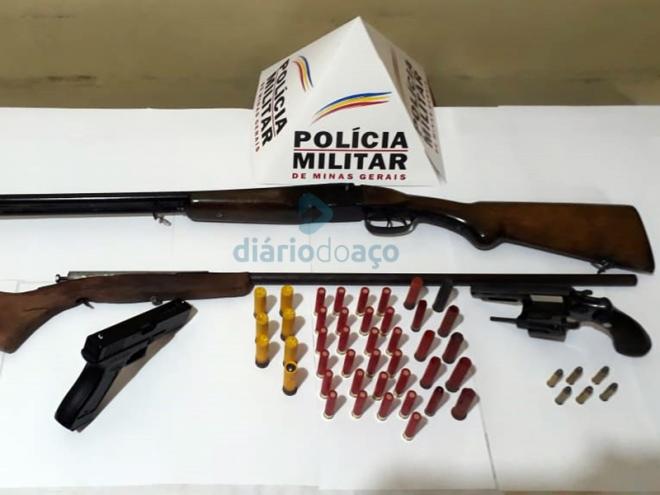 Armas e munição apreendidas em duas residências no bairro Recanto Verde, em Timóteo