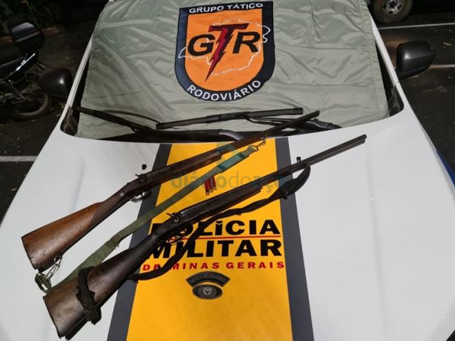 As espingardas cartucheiras, de calibres 28 e 36, foram apreendidas pelos policiais militares rodoviários