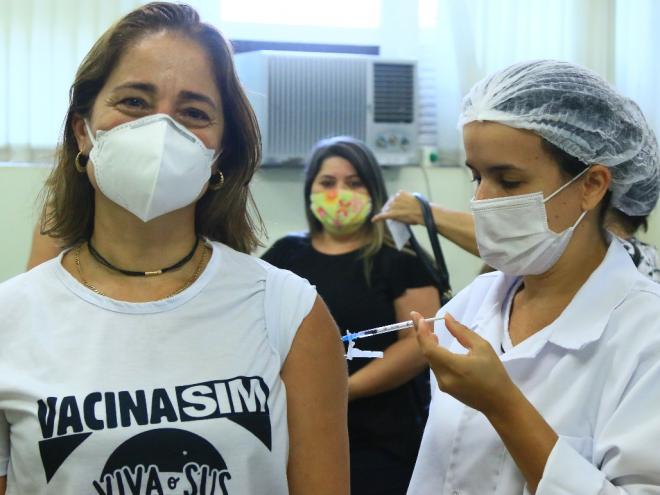 Imunização dos profissionais ocorre no campus do Cefet-MG, no bairro Centro Norte 