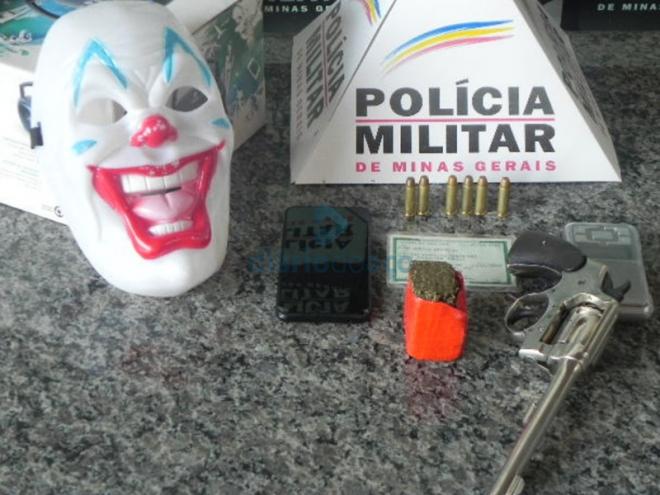 Os objetos apreendidos com o denunciado no Morro Padre Rocha, no bairro São Domingos