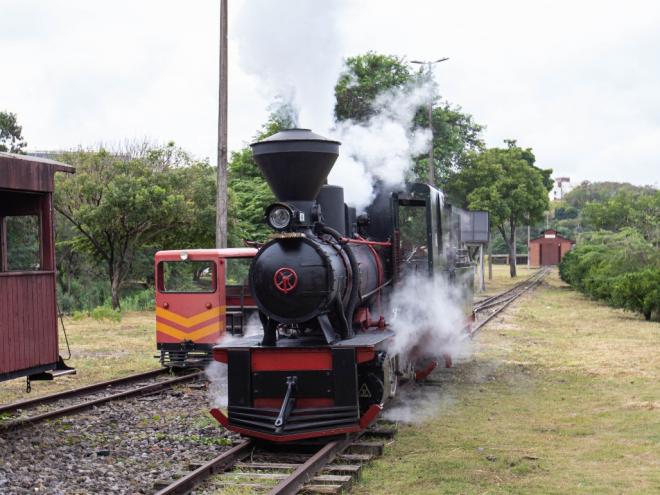 A Maria Fumaça, uma locomotiva a vapor de origem alemã, foi fabricada em 1937, movendo-se com combustível de lenha e bagaço de cana