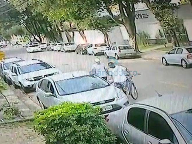 O momento que os dois autores atacam a vítima no bairro Horto, em Ipatinga