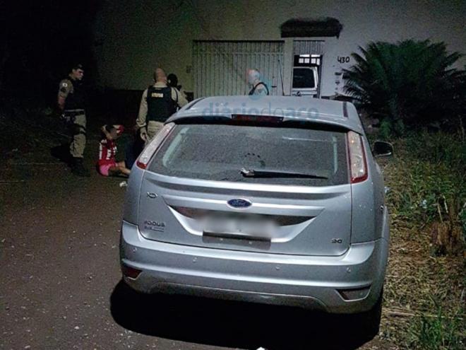 O carro roubado ao ser localizado pela Polícia Militar no bairro Iguaçu