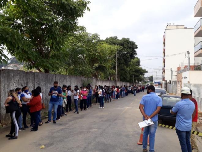 Conforme o governo, na terça-feira foram vacinados 800 trabalhadores; na quarta-feira de manhã, os profissionais faziam fila em frente à Policlínica para receber sua dose
