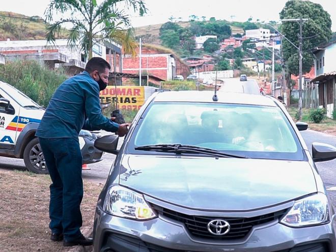 Administração distribuiu mudas da árvore-do-dinheiro durante a blitz 
