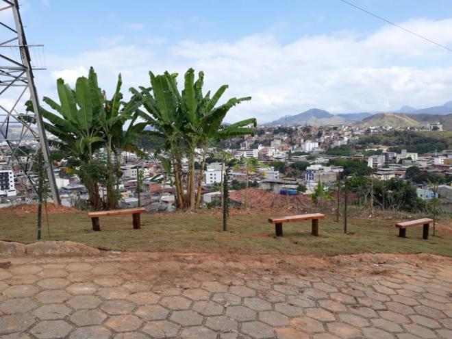 Um dos locais revitalizados foi a lateral de uma via no Morro Santa Rosa, na região do bairro Bethânia