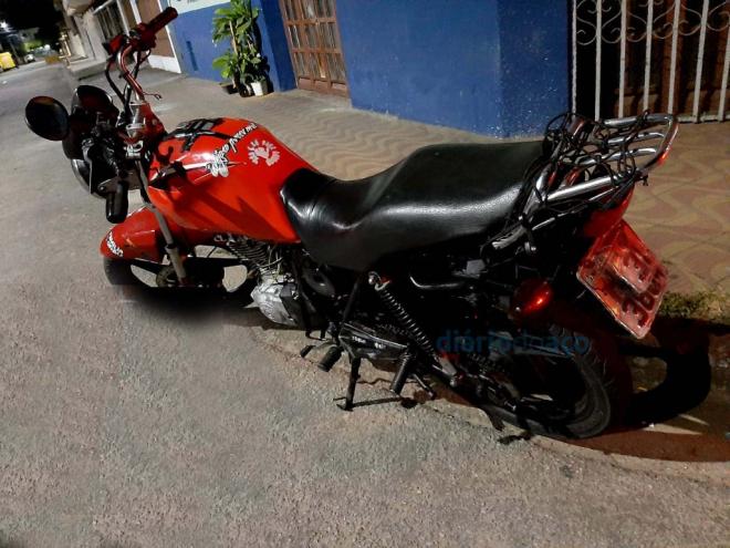 Dupla tentava fazer essa moto pegar no tranco e com ligação direta