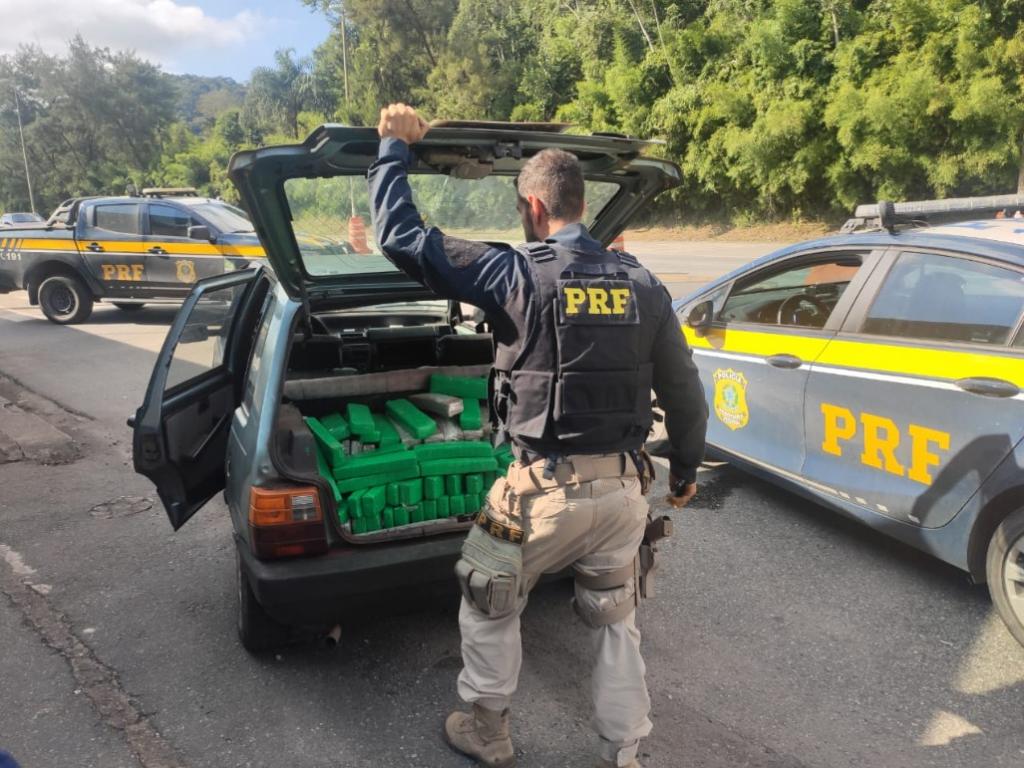 Fiat Uno transportava cerca de 200 quilos de maconha 