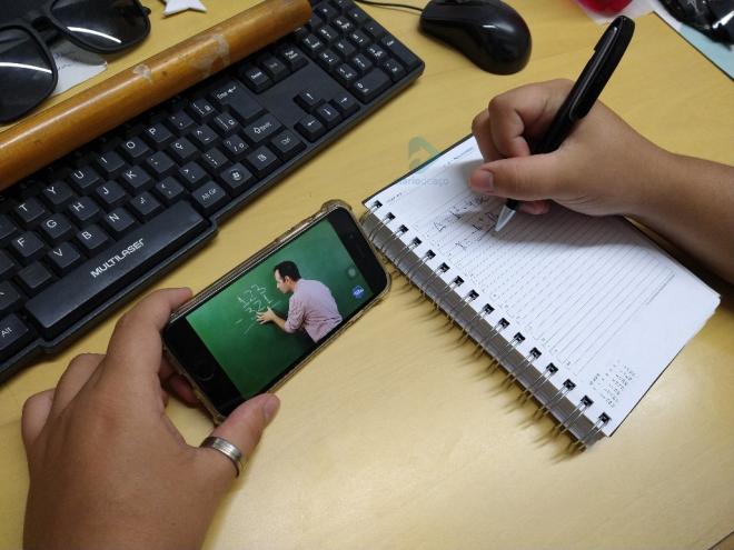 O trabalho remoto impôs dificuldades não só aos alunos, mas também aos professores, que precisaram se adaptar rapidamente a uma nova forma de trabalho