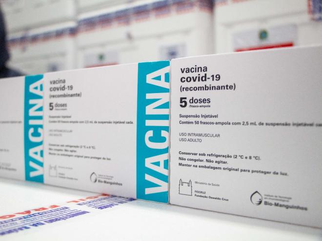 As doses da AstraZeneca serão destinadas a pessoas com comorbidades e deficiência permanente, e trabalhadores da Educação do ensino básico