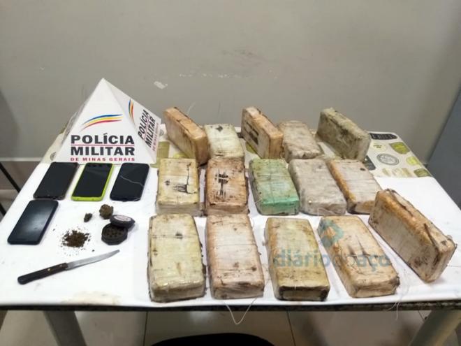 As 15 barras de crack que foram retiradas da cisterna da casa abordada pela PM