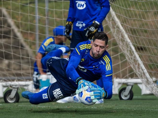 Com Fábio cumprindo suspensão, gol celeste será defendido por Lucas França