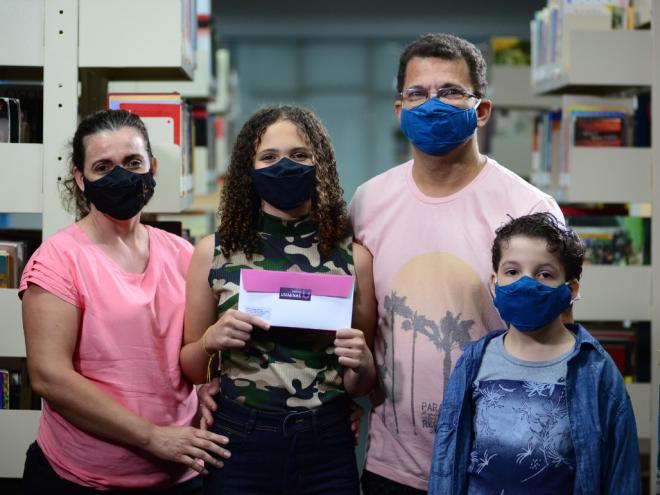 Os autores premiados em cada categoria receberam vale-livro de R$ 100