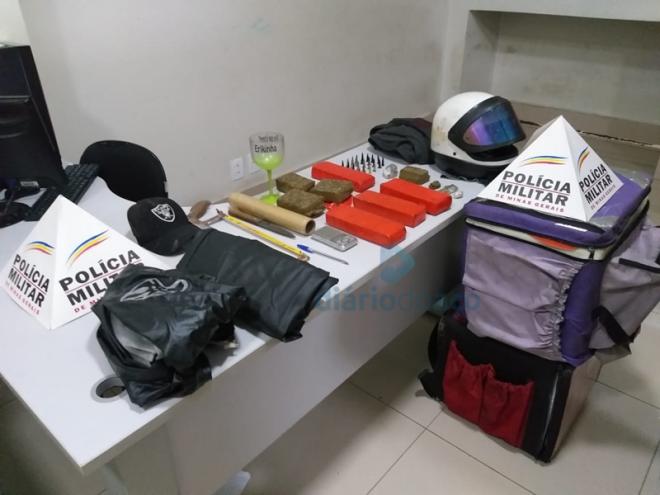 Toda a droga apreendida na operação da PM, além das mochilas térmicas usadas pelos suspeitos