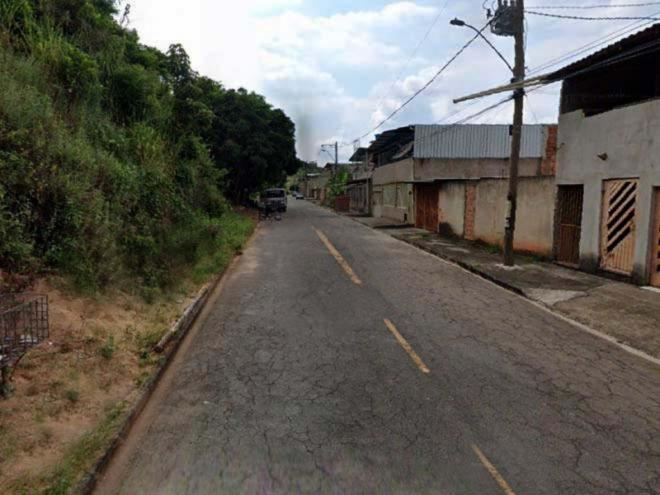 Os ladrões agiram em uma residência localizada nesta rua no Tiradentes